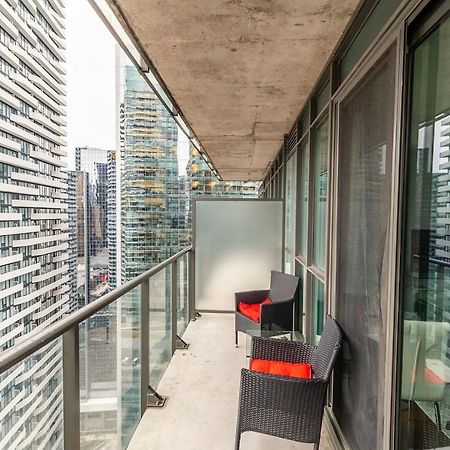 Апартаменты Gorgeous 1Br W/Parking Across The Scotiabank Arena Торонто Экстерьер фото
