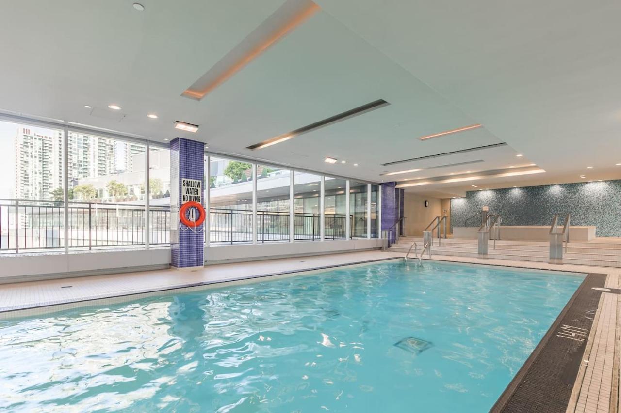 Апартаменты Gorgeous 1Br W/Parking Across The Scotiabank Arena Торонто Экстерьер фото