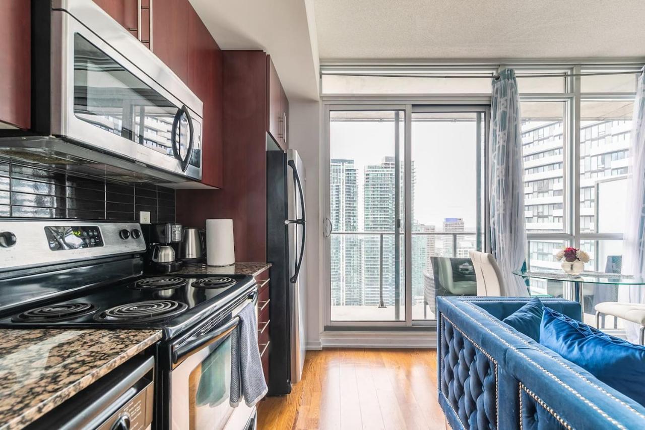 Апартаменты Gorgeous 1Br W/Parking Across The Scotiabank Arena Торонто Экстерьер фото