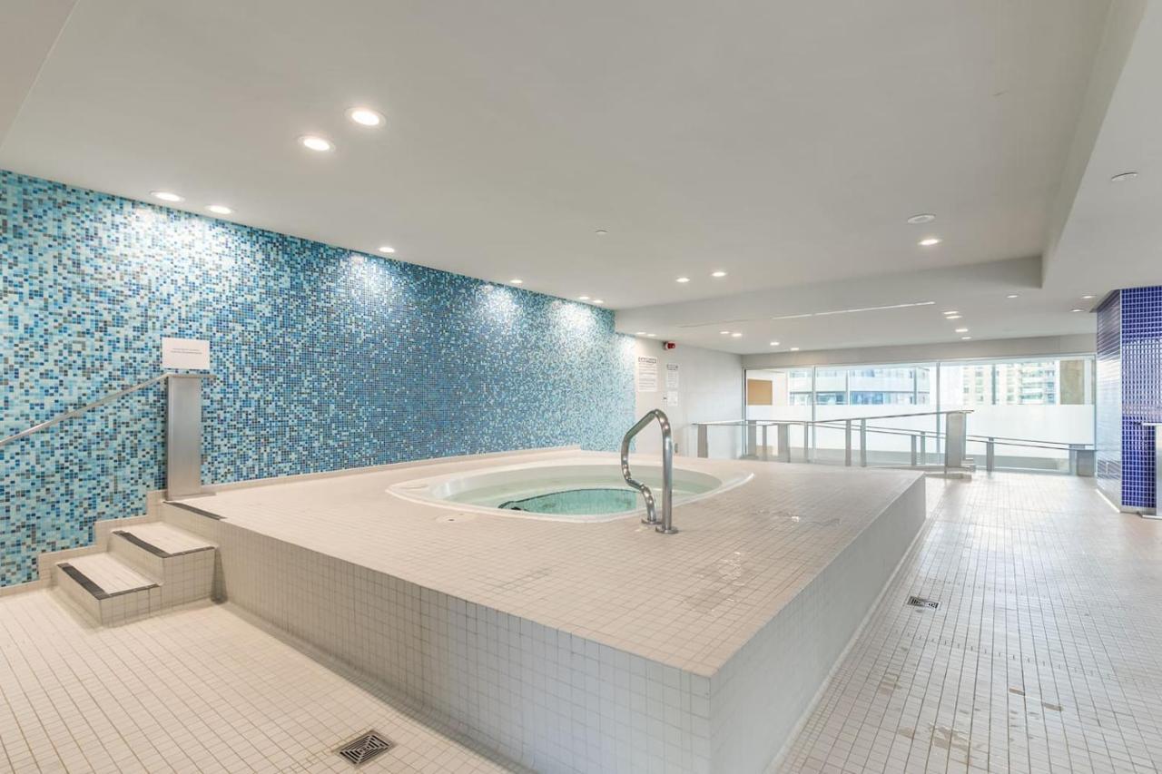Апартаменты Gorgeous 1Br W/Parking Across The Scotiabank Arena Торонто Экстерьер фото
