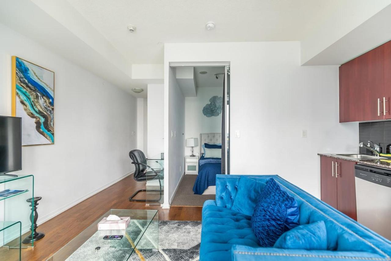 Апартаменты Gorgeous 1Br W/Parking Across The Scotiabank Arena Торонто Экстерьер фото