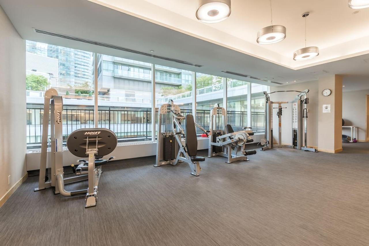 Апартаменты Gorgeous 1Br W/Parking Across The Scotiabank Arena Торонто Экстерьер фото