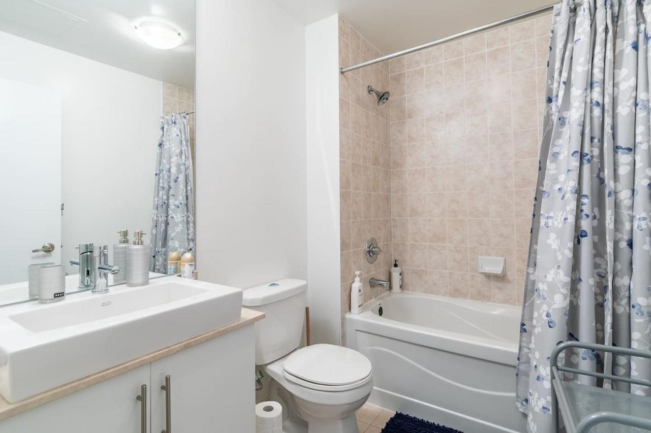 Апартаменты Gorgeous 1Br W/Parking Across The Scotiabank Arena Торонто Экстерьер фото