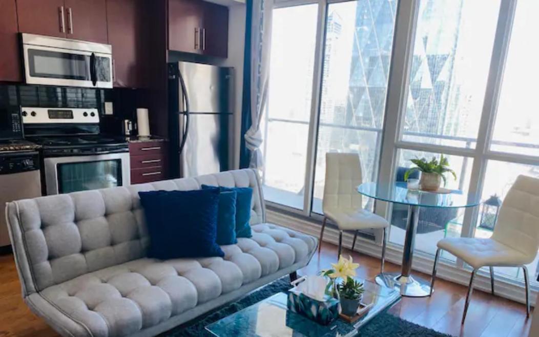 Апартаменты Gorgeous 1Br W/Parking Across The Scotiabank Arena Торонто Экстерьер фото
