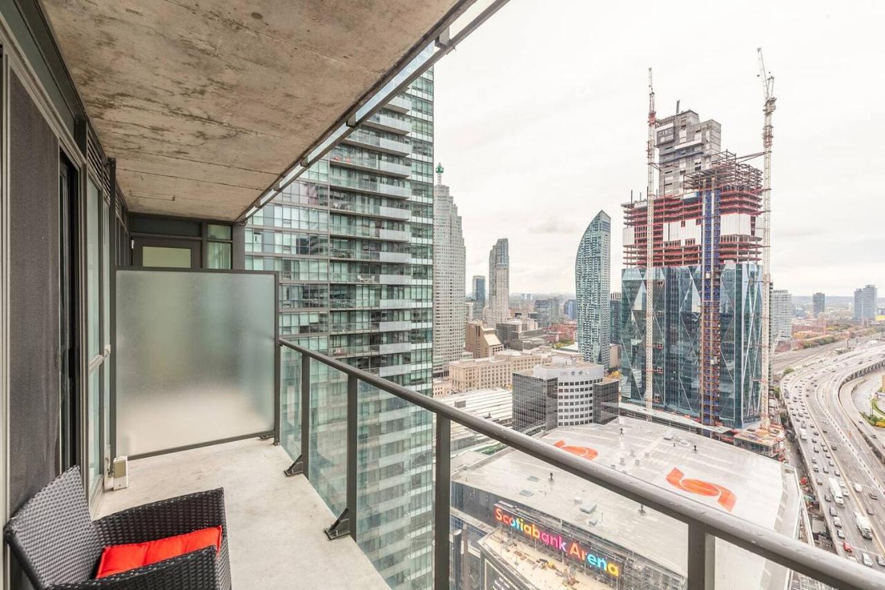 Апартаменты Gorgeous 1Br W/Parking Across The Scotiabank Arena Торонто Экстерьер фото