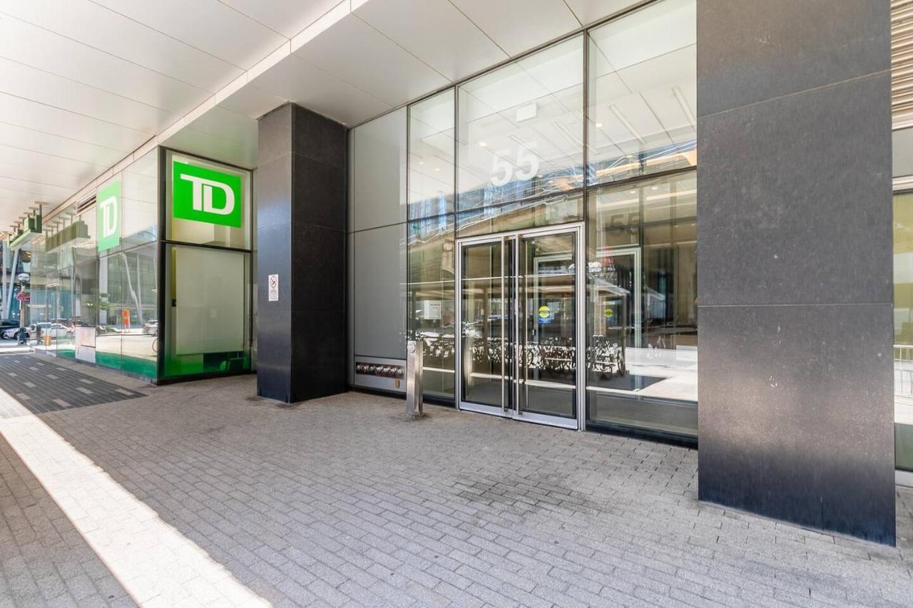 Апартаменты Gorgeous 1Br W/Parking Across The Scotiabank Arena Торонто Экстерьер фото