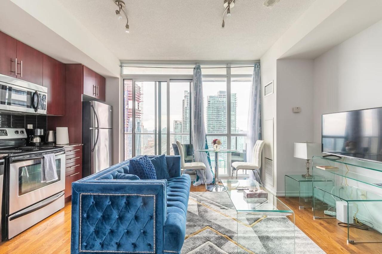 Апартаменты Gorgeous 1Br W/Parking Across The Scotiabank Arena Торонто Экстерьер фото