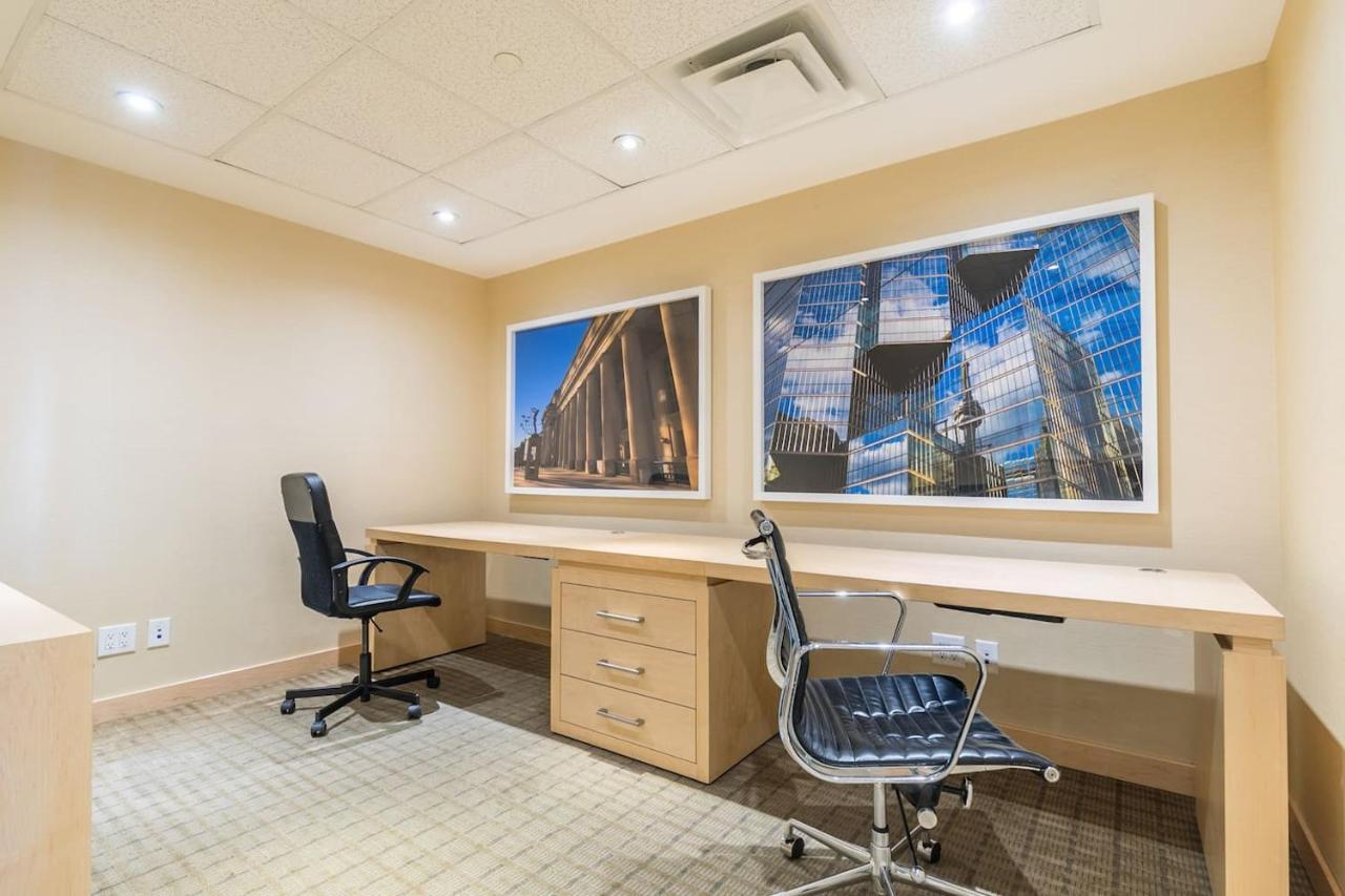 Апартаменты Gorgeous 1Br W/Parking Across The Scotiabank Arena Торонто Экстерьер фото