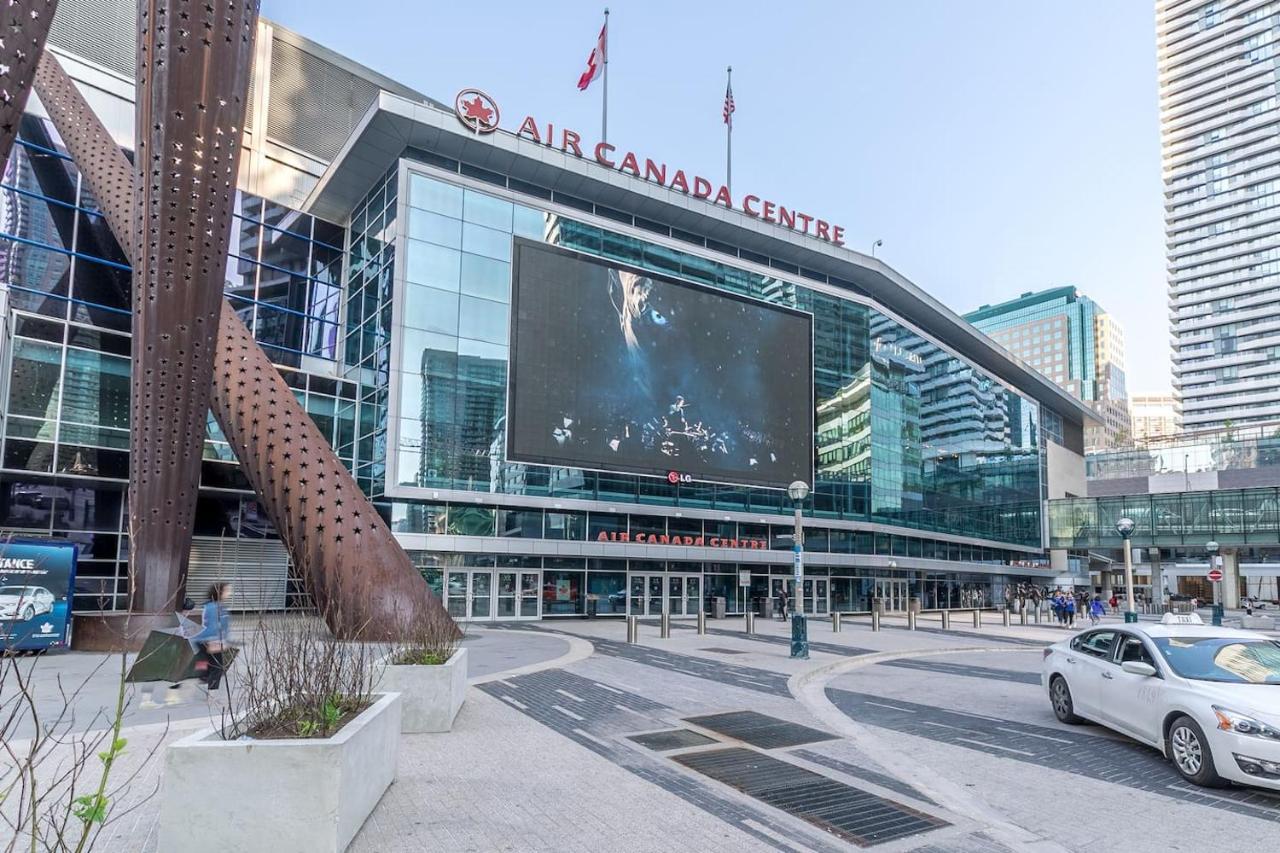 Апартаменты Gorgeous 1Br W/Parking Across The Scotiabank Arena Торонто Экстерьер фото