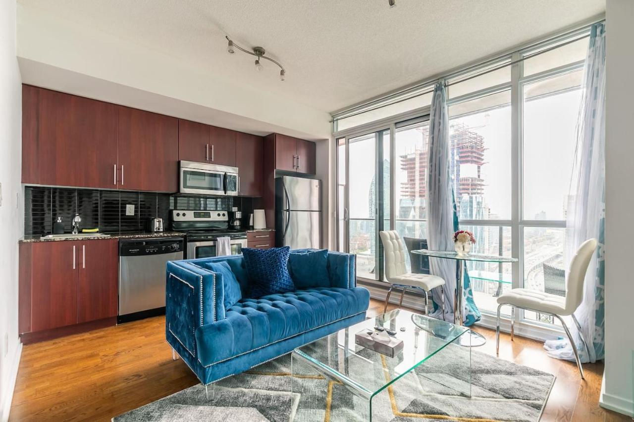 Апартаменты Gorgeous 1Br W/Parking Across The Scotiabank Arena Торонто Экстерьер фото