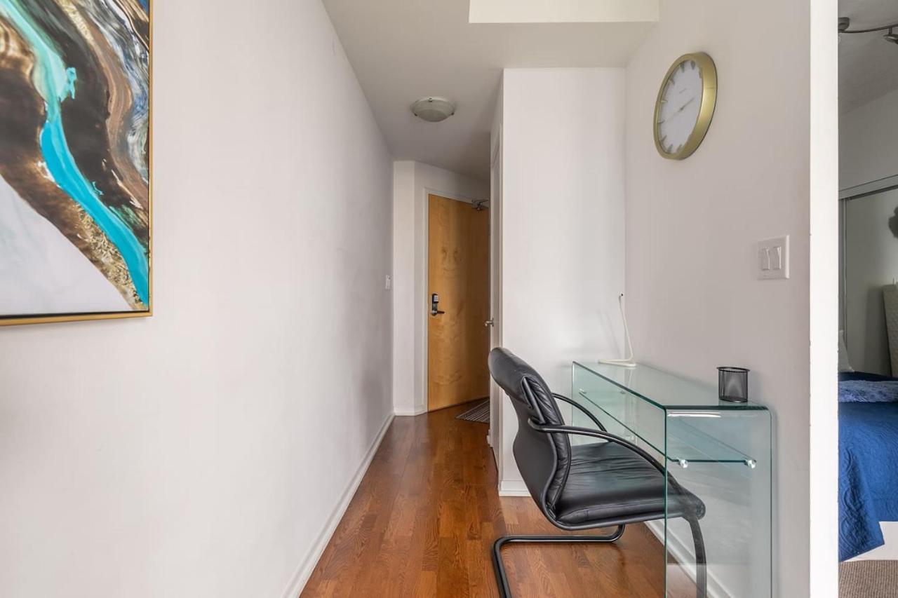 Апартаменты Gorgeous 1Br W/Parking Across The Scotiabank Arena Торонто Экстерьер фото